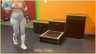 Wifey flashes her tits in the gym